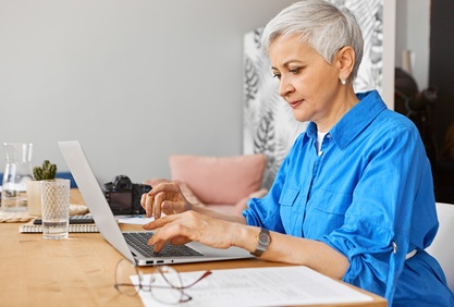 Ältere Frau arbeitet an einem Computer