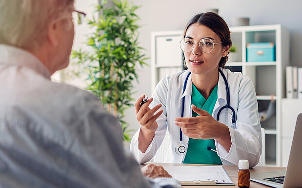 Arztin und Patient beim Beratungsgespräch