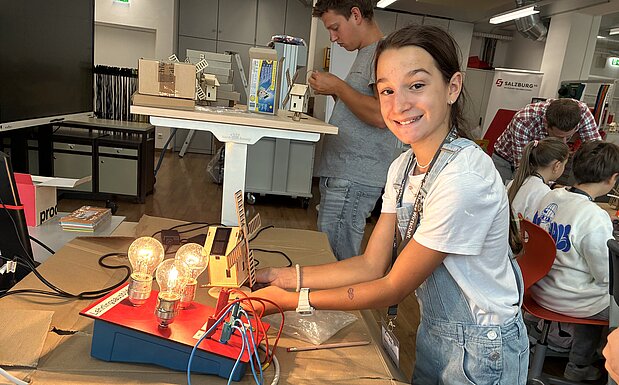 Smart Summer Woche 2026 - Test gelungen! Martinas Windmühle mit Solarzelle funktioniert und das Windrad setzt sich in Bewegung. 