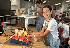 Smart Summer Woche 2026 - Test gelungen! Martinas Windmühle mit Solarzelle funktioniert und das Windrad setzt sich in Bewegung. 