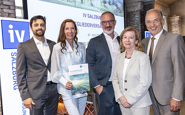  Das neu gewählte Präsidium und IV-Salzburg-GF Irene Schulte präsentieren den Jahresbericht 2025/26: vl. Adrian Geislinger (Geislinger GmbH), IV-Salzburg-GF Irene Schulte, IV-Salzburg-Präsident Andreas Wimmer (Wimmer Hartstahl), Marianne Kusejko (Sigmatek), Peter Malata (W&H Dentalwerk).