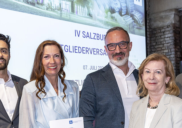  Das neu gewählte Präsidium und IV-Salzburg-GF Irene Schulte präsentieren den Jahresbericht 2025/26: vl. Adrian Geislinger (Geislinger GmbH), IV-Salzburg-GF Irene Schulte, IV-Salzburg-Präsident Andreas Wimmer (Wimmer Hartstahl), Marianne Kusejko (Sigmatek), Peter Malata (W&H Dentalwerk).