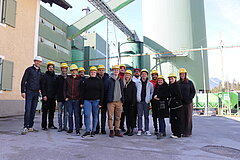 Auf dem Bild ist ein Gruppenfoto mit den Studierenden auf dem MOLDAN Firmengelände zu sehen