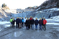  Industrie-Exkursion - Besuch im Gips-Steinbruch von MOLDAN - Gruppenfoto mit den Studierenden
