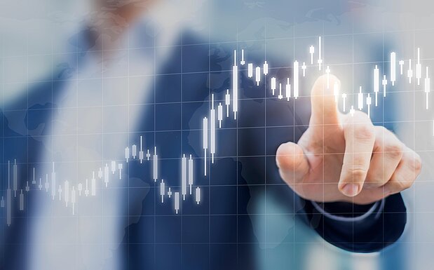 Mann zeigt auf den Verlauf einer Geschäftsentwicklung