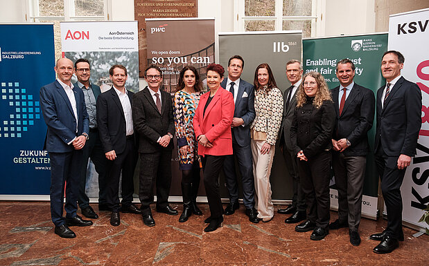 Wirtschaftsgespräche Edmundsburg 2026 - Sämtliche Vortragenden vor den Rollups der Veranstalter: IV Salzburg, AON Österreich, PwC Österreich, LLB Vaduz, Paris-Lodron-Universität Salzburg, KSV1870 Gruppe.