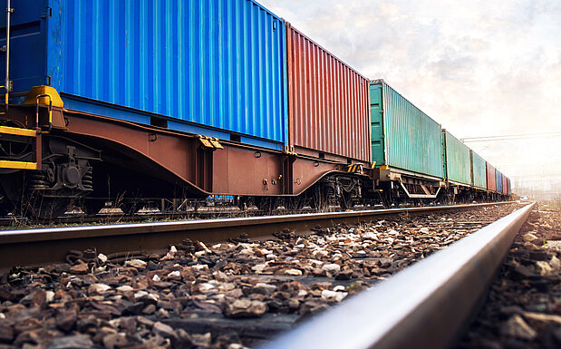 Container auf einem Frachtenbahnhof
