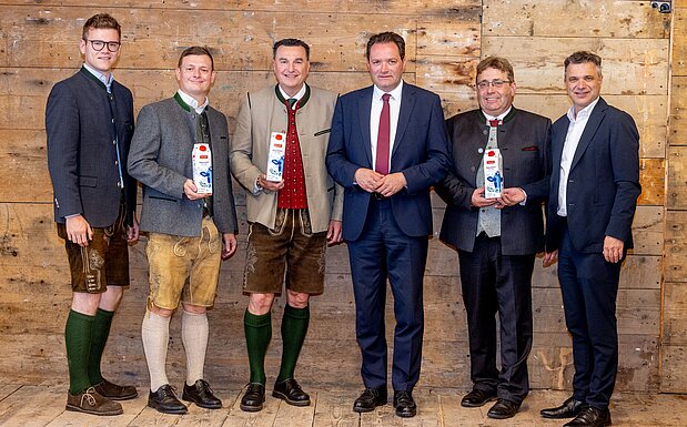 Fusion der Eigentümergenossenschaften von SalzburgMilch und Pinzgau Milch formal beschlossen - v.l.n.r. Landesrat Maximilian Aigner, Sebastian Mösl (Geschäftsfüher SalzburgMilch), Andreas Gasteiger (Geschäftsführer SalzburgMilch), Bundesminister Norbert Totschnig, Robert Leitner (Aufsichtsratsvorsitzender SalzburgMilch), Rupert Quehenberger (Präsident Landwirtschaftskammer Salzburg)