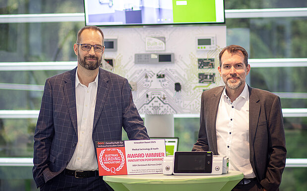 Ralf Benda (links), Team Intellectual Property, und Thomas Lang, CTO W&H-Gruppe freuen sich über den Innovations-Award 2025