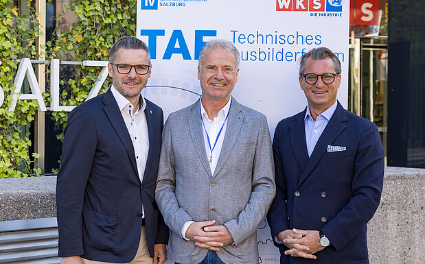 Abg. Markus Schaflechner (li) und IV-Salzburg-Präsident und Spartenobmann Industrie (WKS) Peter Unterkofler (re) gratulierten TAF-Gründer Franz Burtscher (ÖBB) zum Jubiläum.