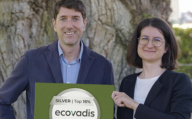 EcoVadis Auszeichnung für die SalzburgMilch - Matthias Greisberger, Leitung Nachhaltigkeit bei der SalzburgMilch, und Marianne Schmid, Spezialistin Nachhaltigkeit, freuen sich über die Auszeichnung 
