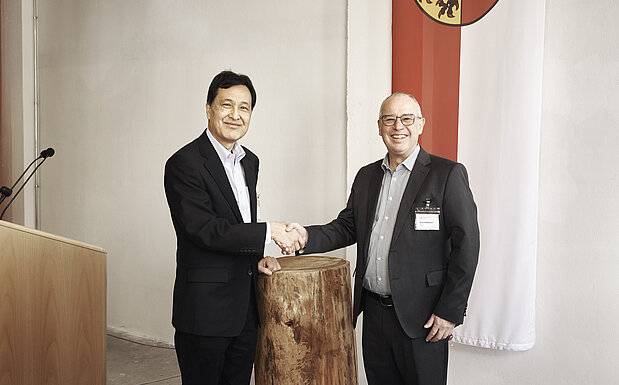 Hiroyuki Isono, CEO von Oji Holdings und Wolfram Kalt, CEO von AustroCel freuen sich über die  zukünftige Zusammenarbeit
