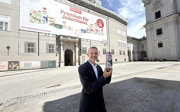 Florian Schwap vor dem SalzburgMilch Megabanner am Domplatz
