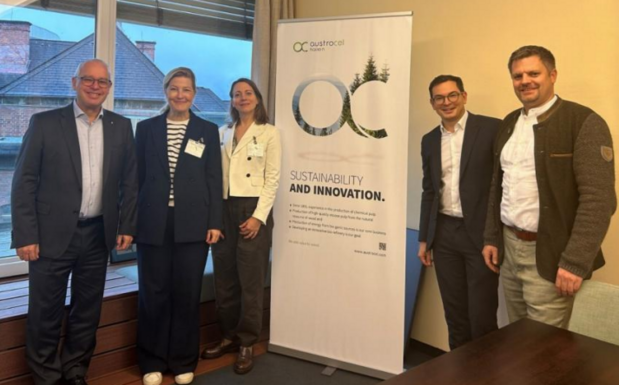 Sofie Carsten Nielsen, Director der European Biosolutions Coalition und ehemalige dänische Bildungs- und Forschungsministerin zu Besuch in Hallein – gemeinsam mit Marit Hyithamar Rystrom von der Confederation of Danish Industry und Maximilian Mauthe von der IV Österreich. Empfangen wurden sie von Wolfram Kalt, CEO und Franz Dieterich, Betriebsleiter Energie & Bioraffinierie. 