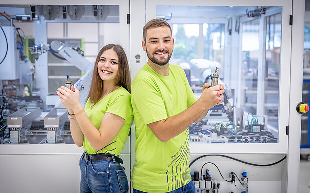  Zerspanungstechniker:innen fertigen bei W&H hochpräzise Komponenten für medizinische Geräte.