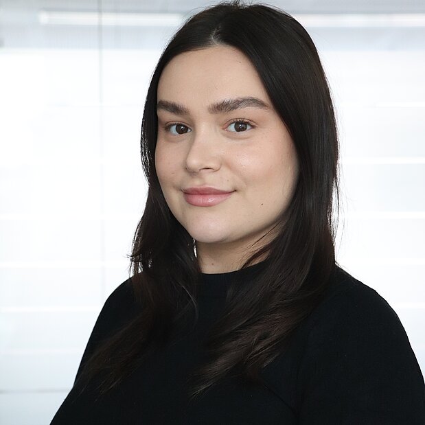 Andjela Djuric - Ansprechperson für Bildung & Berufsorientierung | Webseite & Social Media