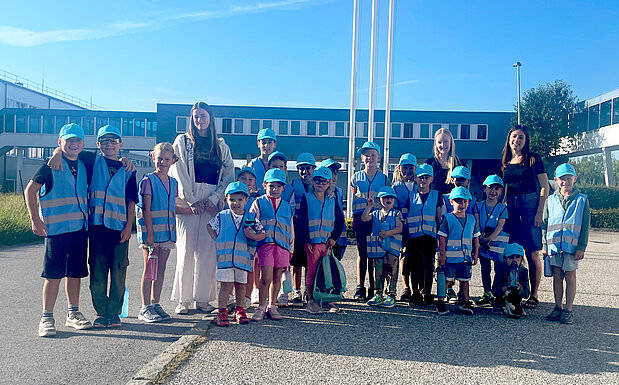 Strahlende Gesichter vor dem SIGMATEK-Headquarter – die Kinder der betrieblichen Ferienbetreuung auf dem Weg zu ihrem nächsten Programmpunkt.