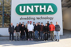 Industrie-Exkursion zu UNTHA shredding technology - Gruppenfoto mit den Studierenden bei UNTHA