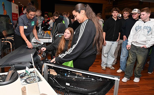 Zahlreiche Schüler:innen aus dem Pongau besuchten auch heuer wieder die Berufsinfomesse „i-star“ in St. Johann – hier am Messestand von Alba Industries.