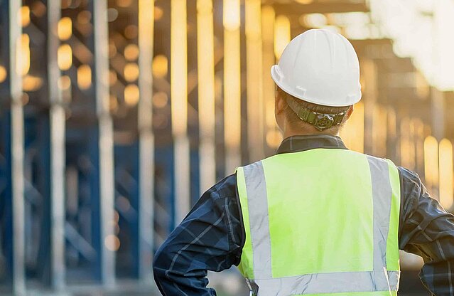 Vorarbeiter kontrolliert eine Braustelle