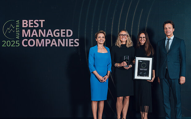 Hagleitner zählt zu Austria's Best Managed Companies Katharina und Stefanie Hagleitner haben den Preis entgegengenommen, sie stehen in der Mitte – flankiert von Orsolya Hegedüs und Gerhard Speckbacher, die beide der Jury angehören; der Reihe nach: Orsolya Hegedüs, Katharina Hagleitner, Stefanie Hagleitner, Gerhard Speckbacher (von links).