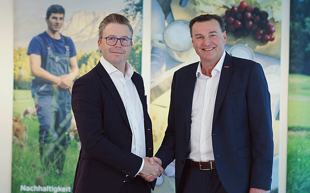 Markus Buchmayr (Geschäftsführer Pinzgau Milch) und Andreas Gasteiger (Geschäftsführer SalzburgMilch) freuen sich auf die Vertiefung der bestehenden Zusammenarbeit