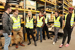 Auf dem Bild ist eine Gruppe Studierender bei der UNTHA shredding technology Firmen-Besichtigung zu sehen